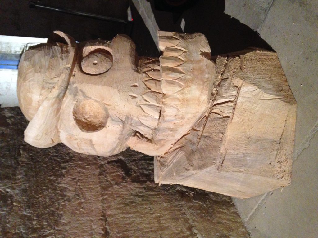 sculpture à la tronçonneuse d'une tête de mort tire du film "les noces funèbres".